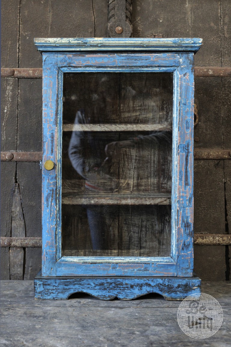 Oud vitrinekastje | India