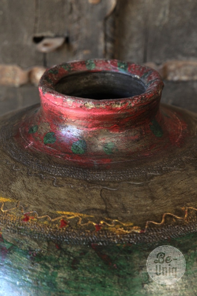 Unieke oude Naga kruik | India