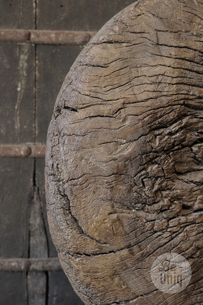 Origineel oud wiel op standaard | India