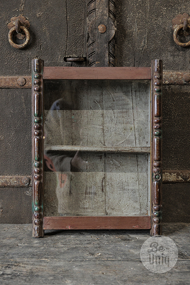 Oud hangvitrine kastje | India