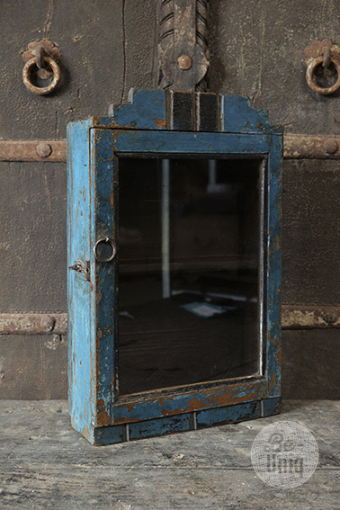 Oud hangvitrine kastje | India