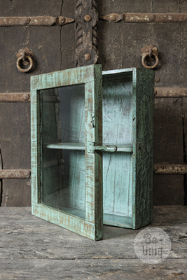 Oud hangvitrine kastje | India