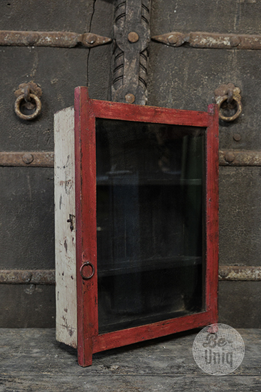 Oud hangvitrine kastje | India