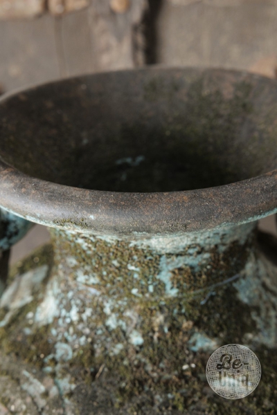 Oude verweerde pot | Indonesie