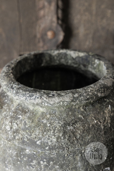Oude verweerde pot | Indonesie