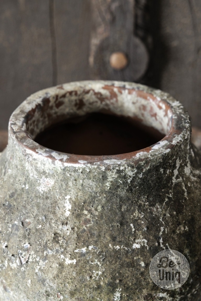 Oude verweerde pot | Indonesie
