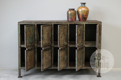 Oud dressoir metaal | India