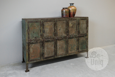Oud dressoir metaal | India