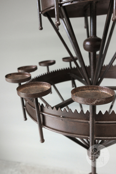 Grote metalen vloerkandelaar